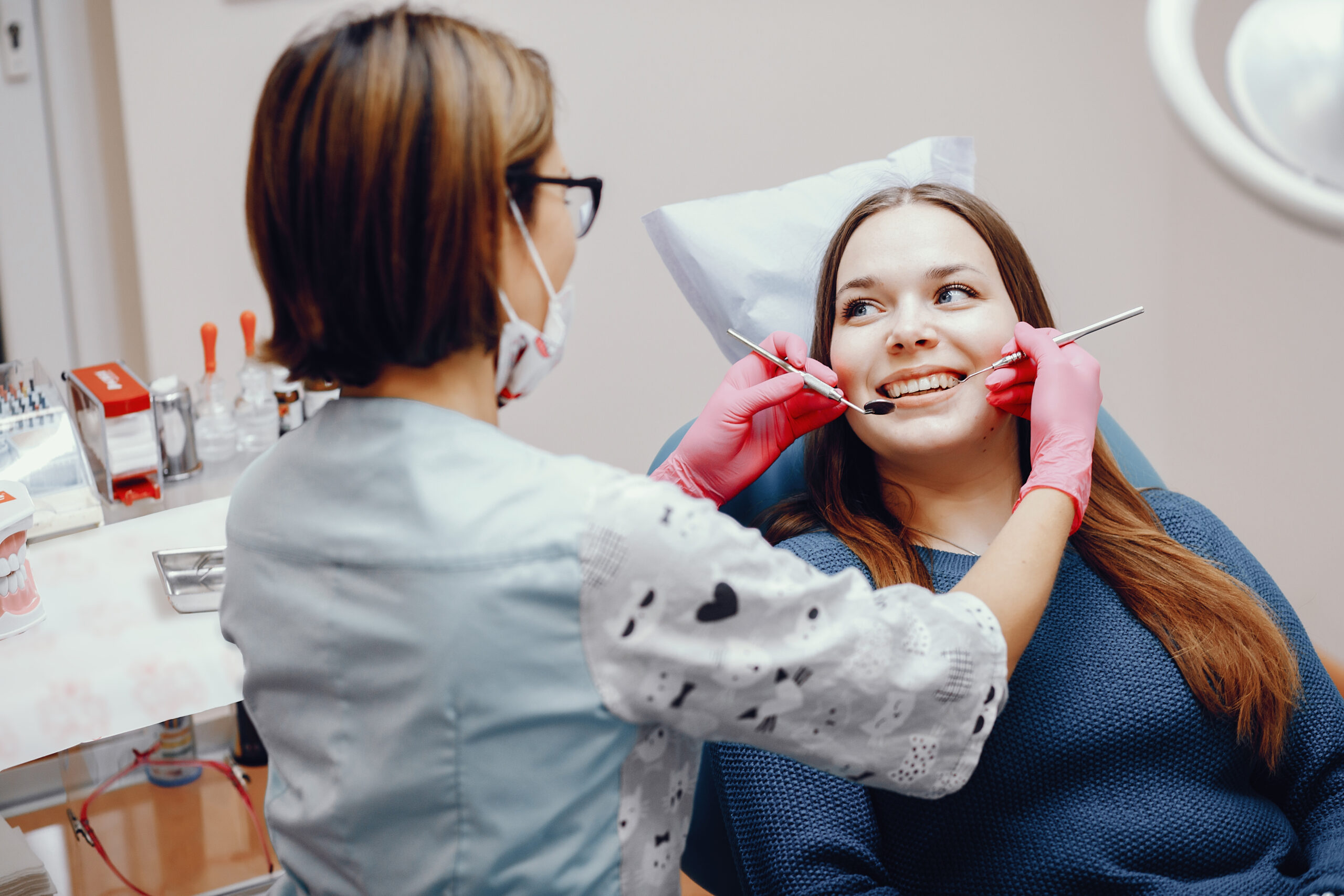Beautiful girl sitting in the dentist's office (Contact)